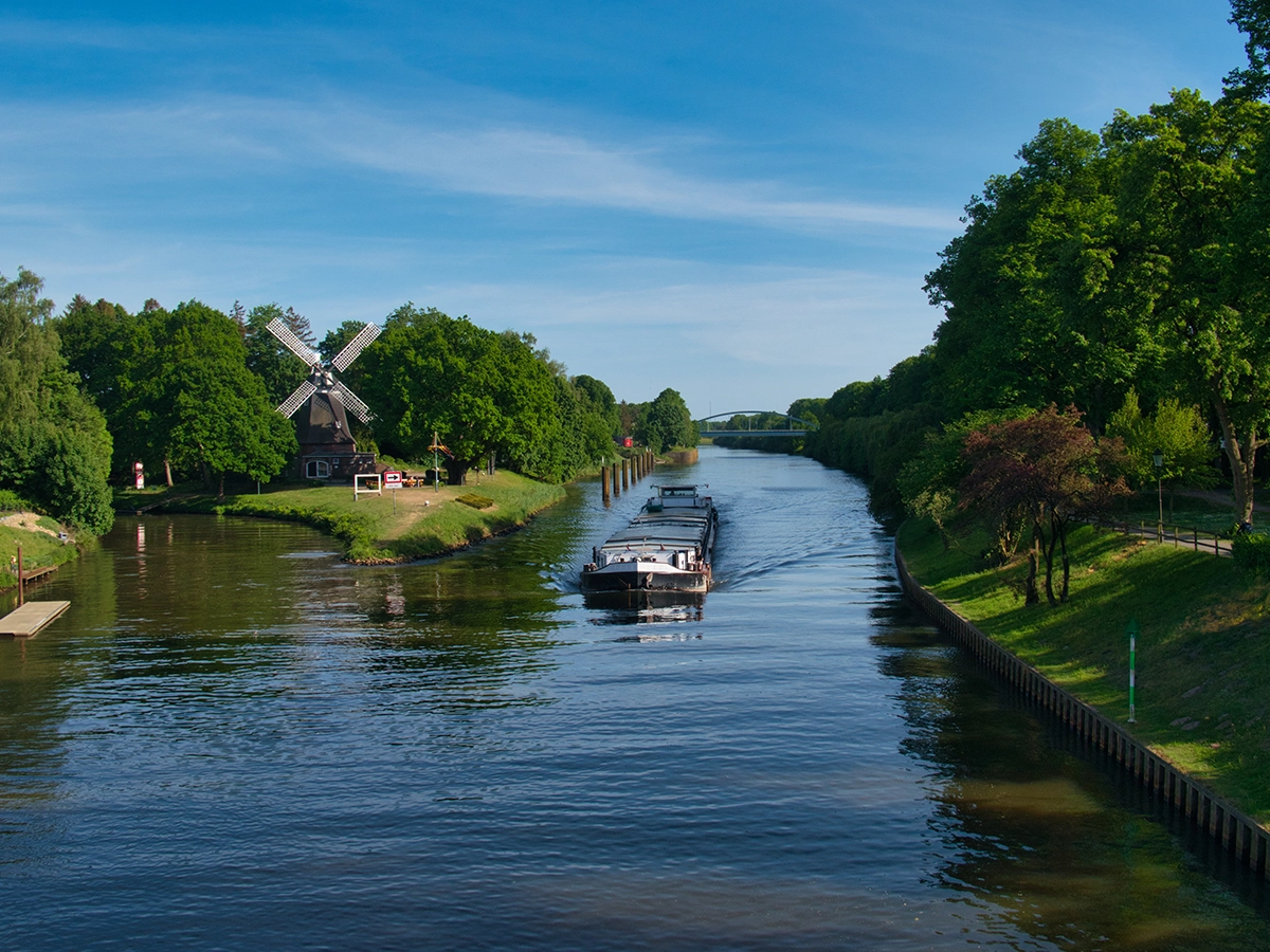 Binnenschiff auf der Ems in Meppen